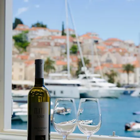 Hvar Riva Apartmán *